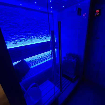 Baumfuchs Direkt An Der Talabfahrt Belalp Chalet