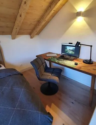 Baumfuchs Direkt An Der Talabfahrt Belalp Dağ evi Blatten bei Naters