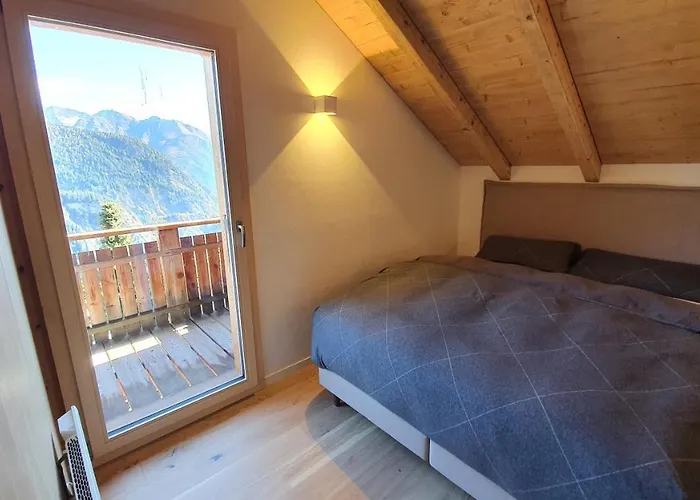 Baumfuchs Direkt An Der Talabfahrt Belalp * Blatten bei Naters